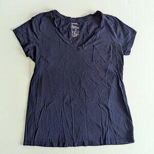 Gap Maternity Essential Pocket V neck tee size MED GUC